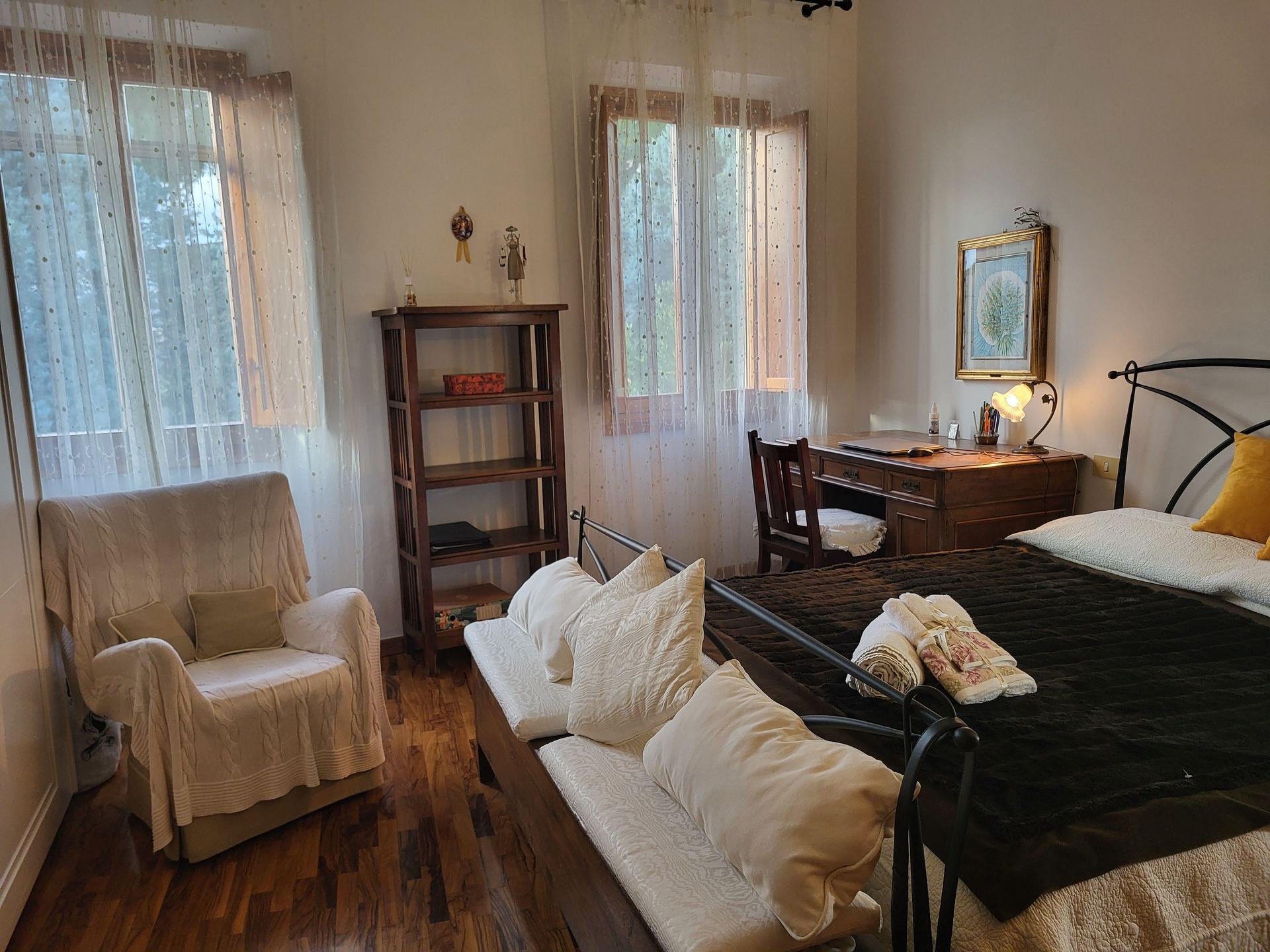 Camera elegante con letto matrimoniale