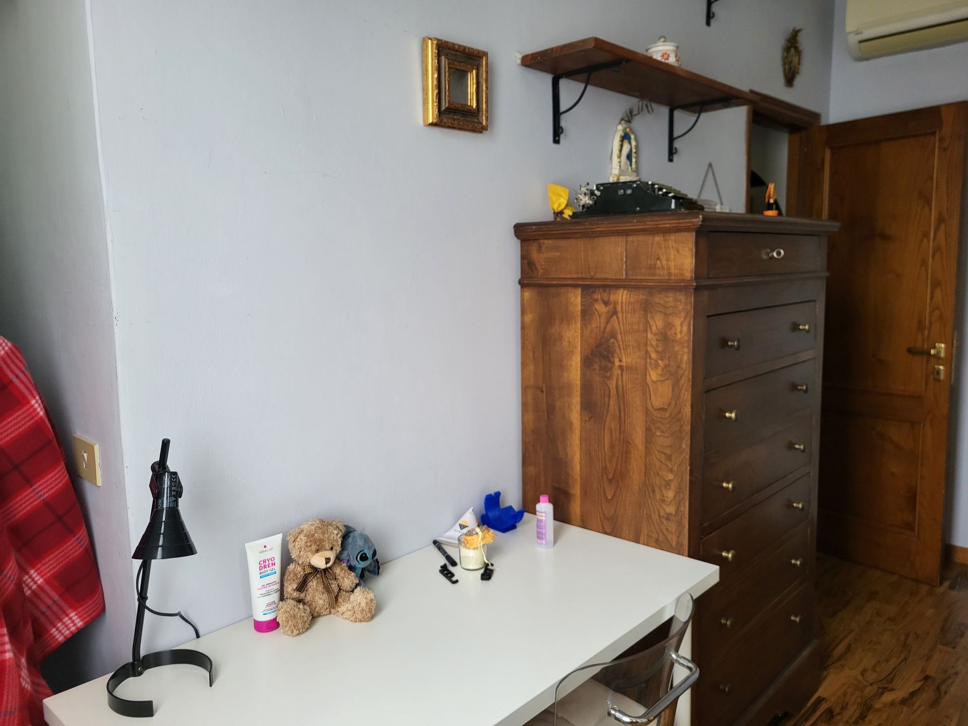 Camera per studenti con scrivania